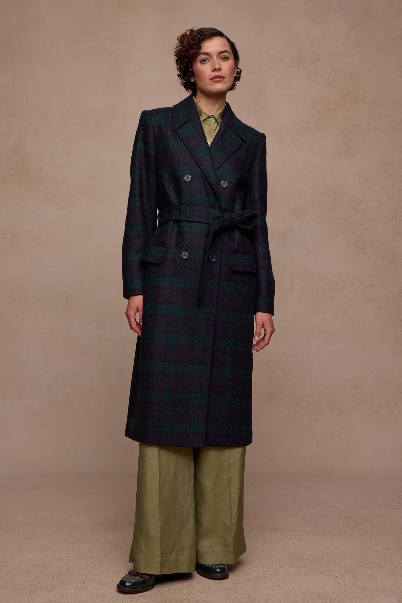 Clodagh-Wollmantel – Salbei & Smaragdkaro