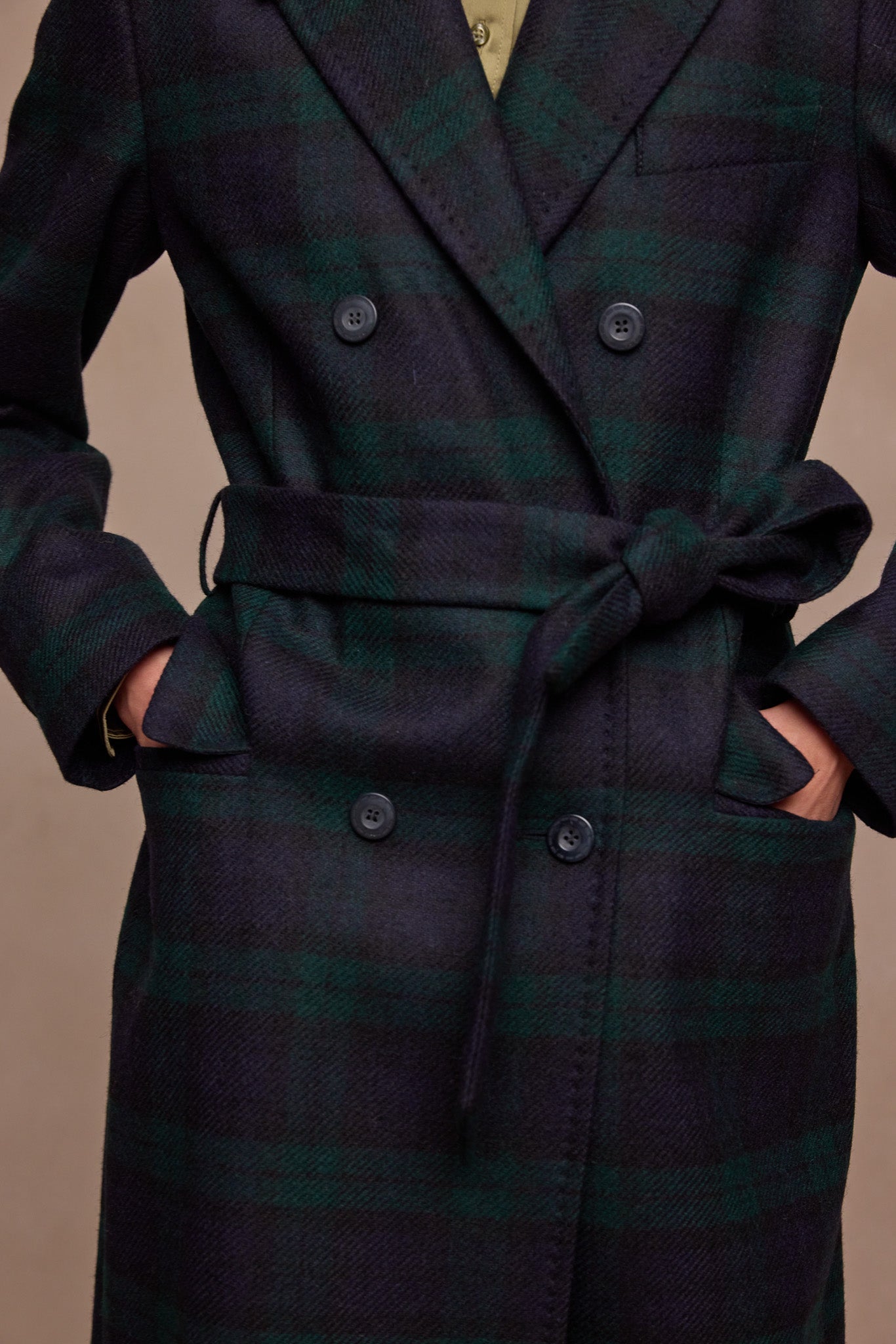 Clodagh-Wollmantel – Salbei & Smaragdkaro