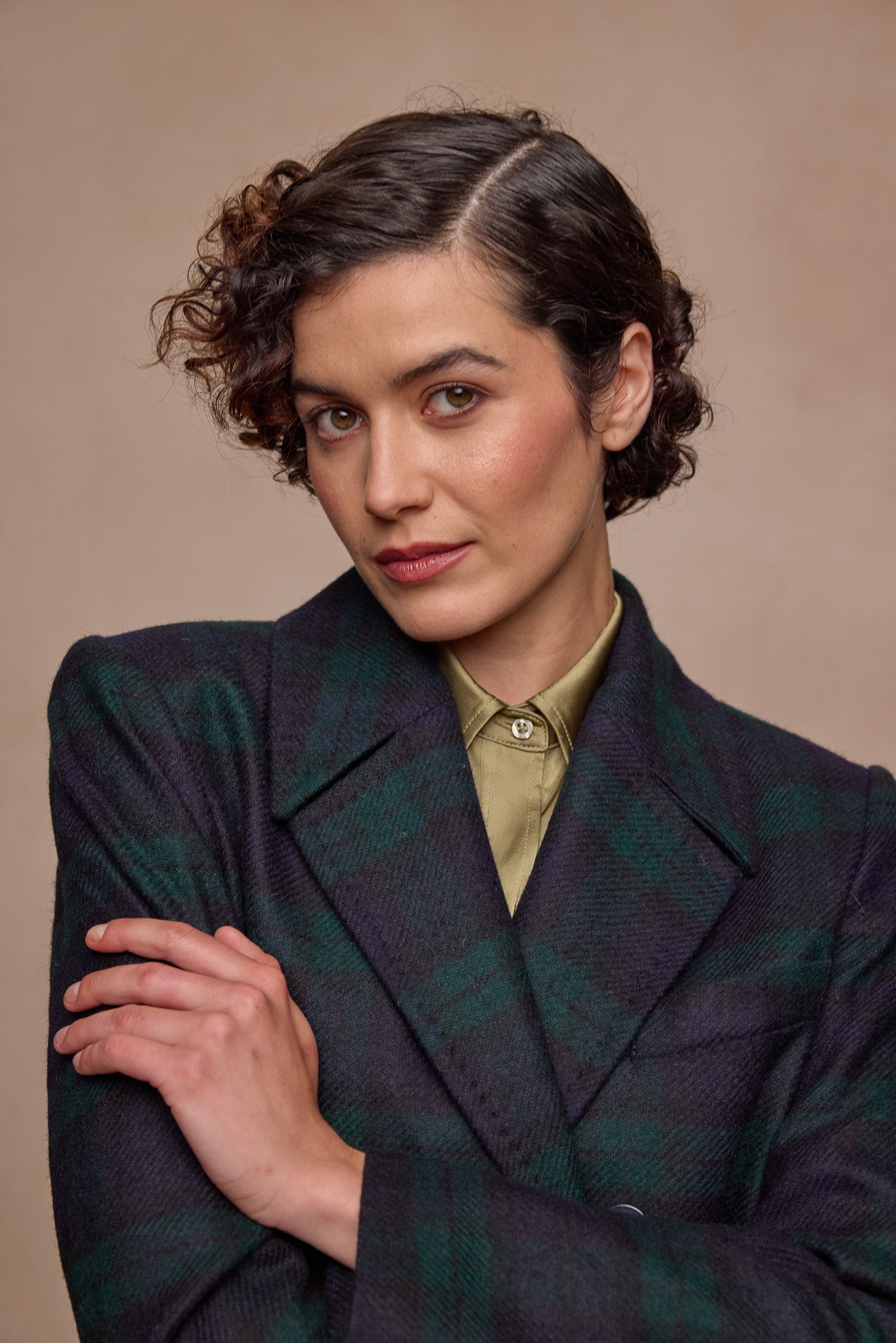 Clodagh-Wollmantel – Salbei & Smaragdkaro